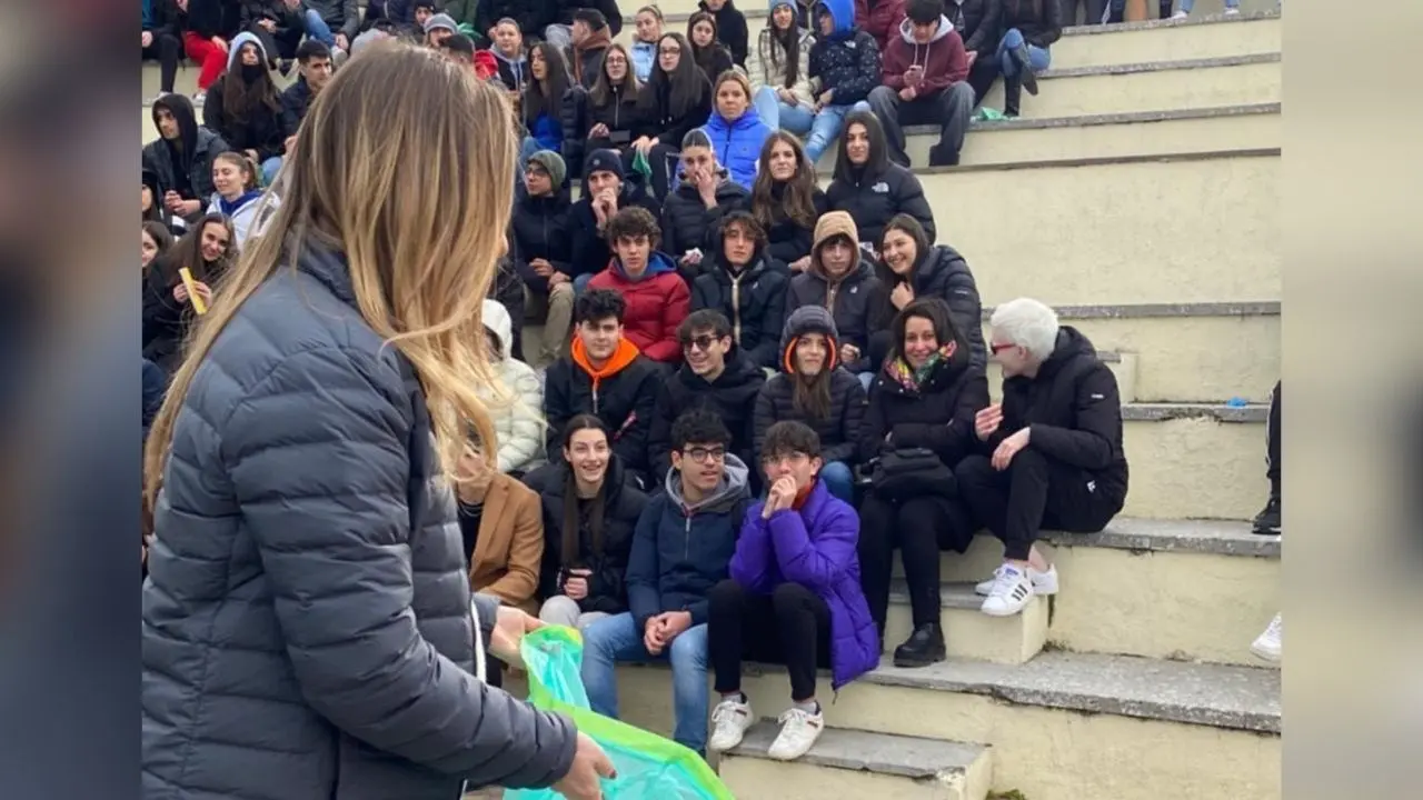 Lady Inzaghi: «Ho pulito il lungomare di Reggio Calabria con 1.500 ragazzi e dal Comune neanche un grazie»