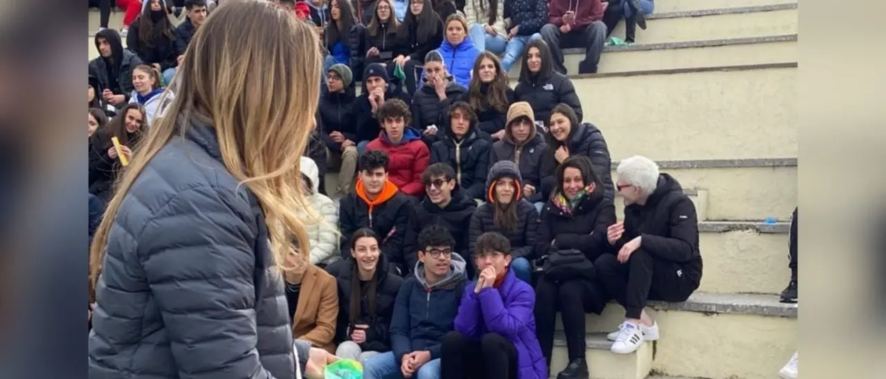 Lady Inzaghi: «Ho pulito il lungomare di Reggio Calabria con 1.500 ragazzi e dal Comune neanche un grazie»