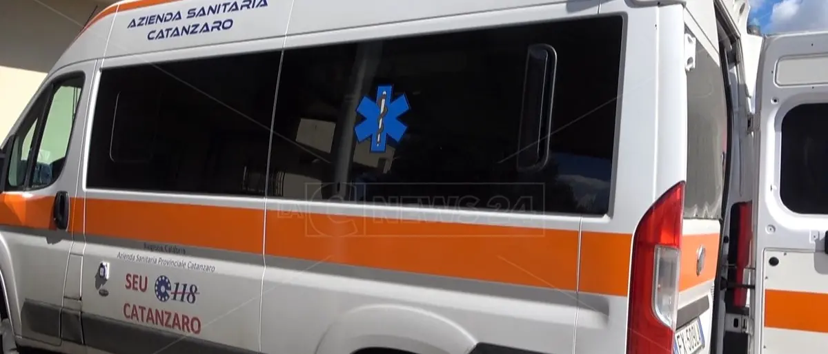 Investita da un’auto mentre attraversava la strada sulla sedia a rotelle, incidente a Corigliano Rossano