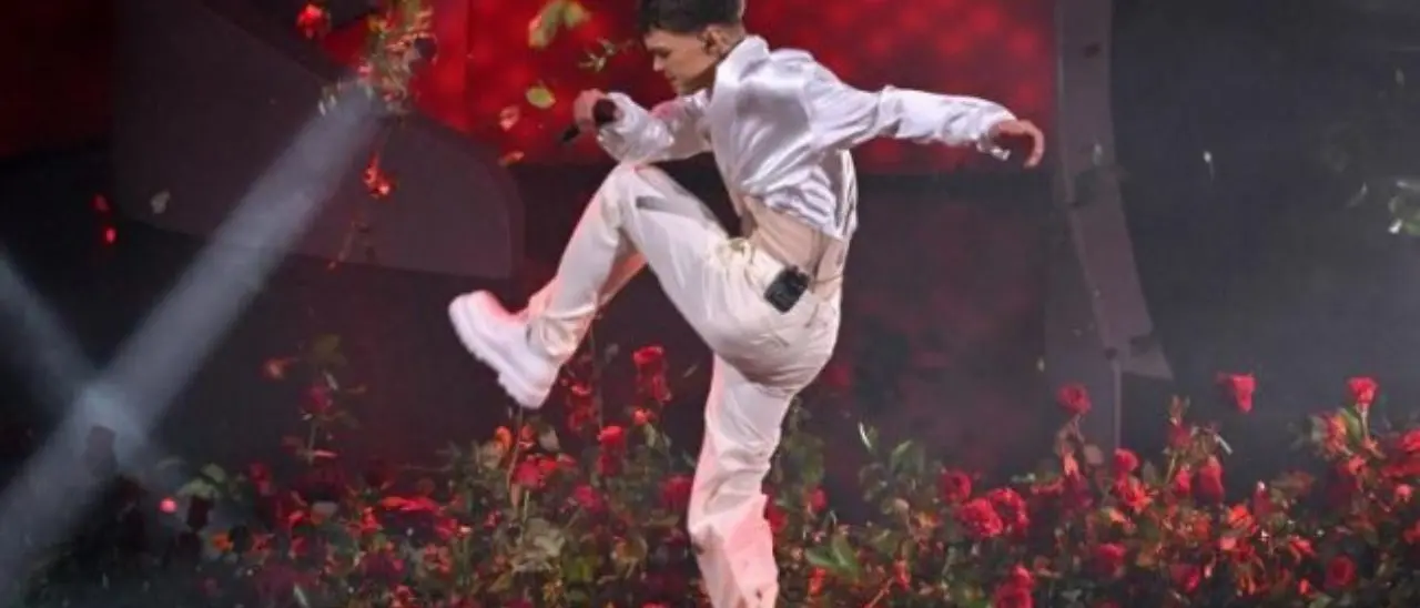 Prese a calci le rose sul palco di Sanremo, Blanco indagato per danneggiamento