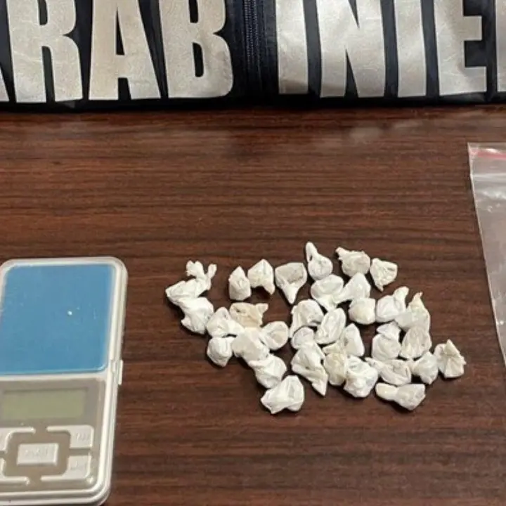 Detenzione e spaccio di droga a Crotone: tenta di disfarsi dell’eroina durante una perquisizione, arrestato