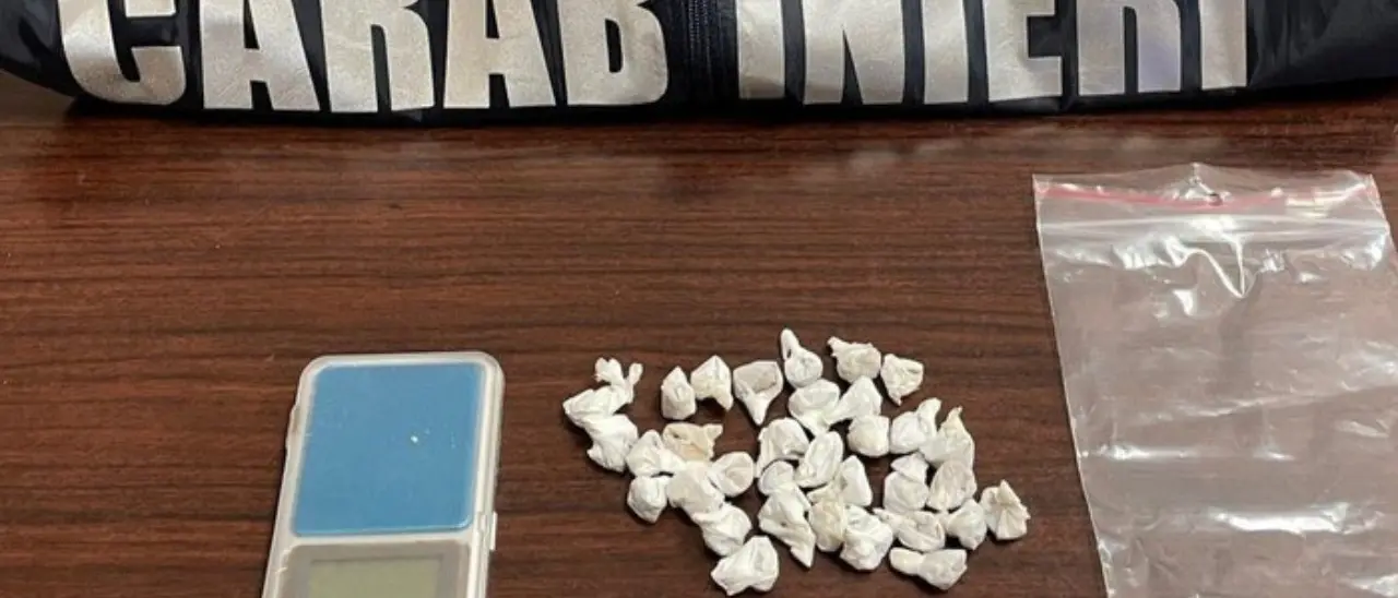 Detenzione e spaccio di droga a Crotone: tenta di disfarsi dell’eroina durante una perquisizione, arrestato