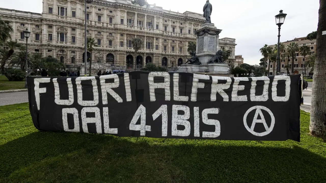 Cronache dal museo della storia: anarchici fasulli e fascisti veri