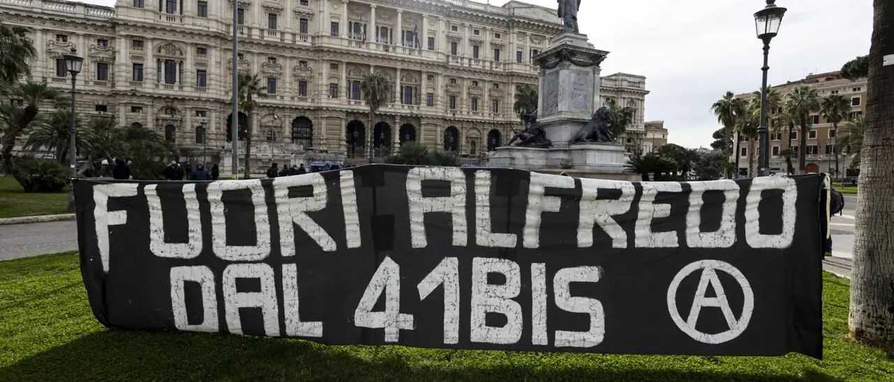 Cronache dal museo della storia: anarchici fasulli e fascisti veri