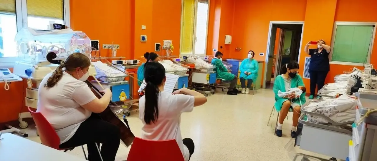 La musica per cullare i neonati e rassicurare le mamme, le note di “Suoni di Vita” all’ospedale di Cosenza