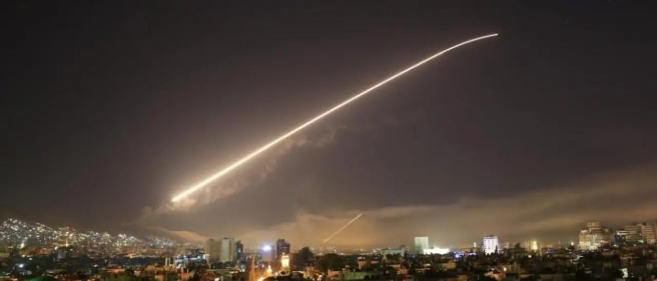 Missili israeliani piovono su Damasco: colpiti edifici residenziali, almeno 15 morti