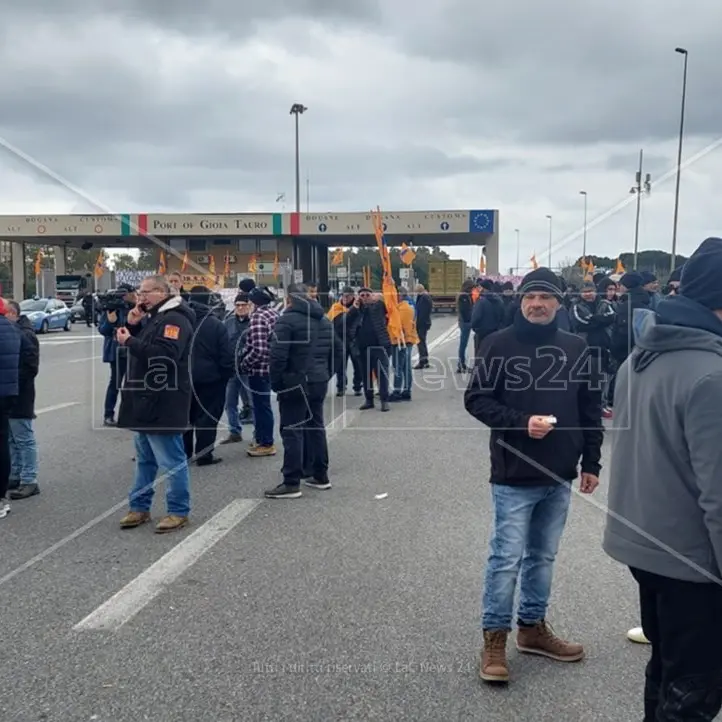 Porto di Gioia Tauro, sit in di protesta dopo il licenziamento del sindacalista Macrì