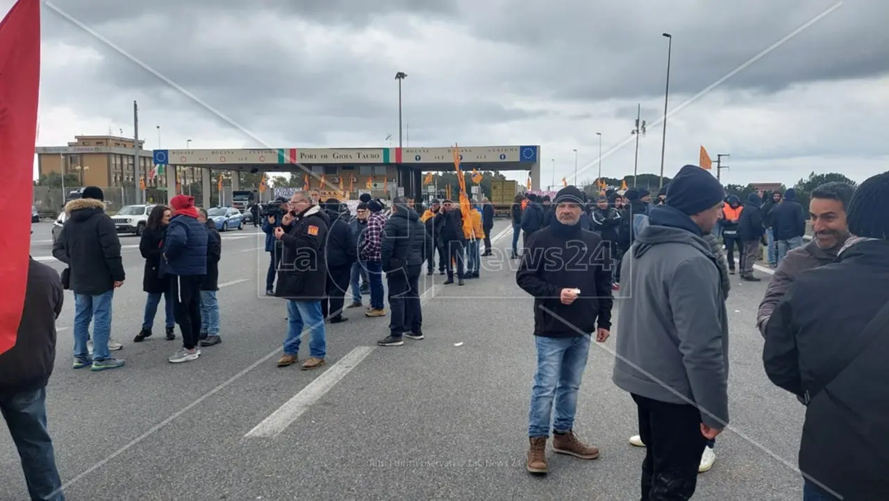 Porto di Gioia Tauro, sit in di protesta dopo il licenziamento del sindacalista Macrì