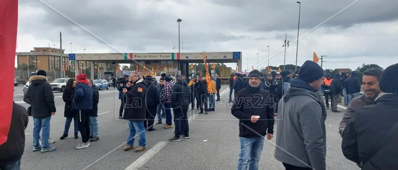 Porto di Gioia Tauro, sit in di protesta dopo il licenziamento del sindacalista Macrì