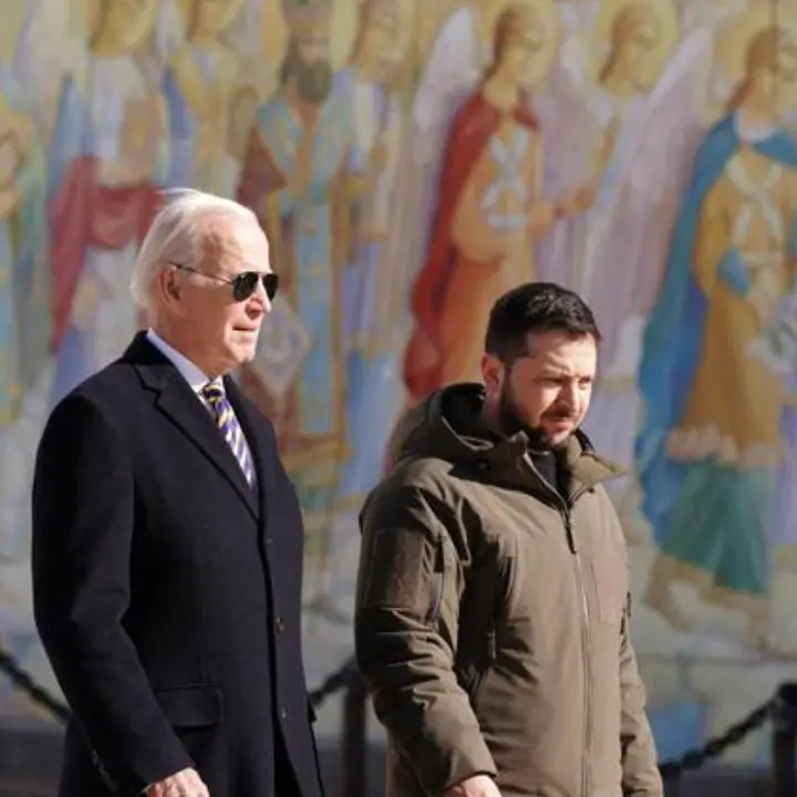 Ucraina, Biden a sorpresa a Kiev incontra Zelensky: «Visita è segnale importante di sostegno»