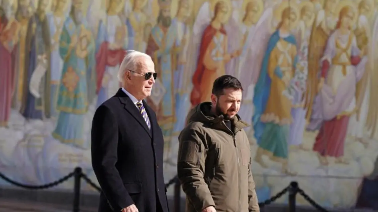 Ucraina, Biden a sorpresa a Kiev incontra Zelensky: «Visita è segnale importante di sostegno»