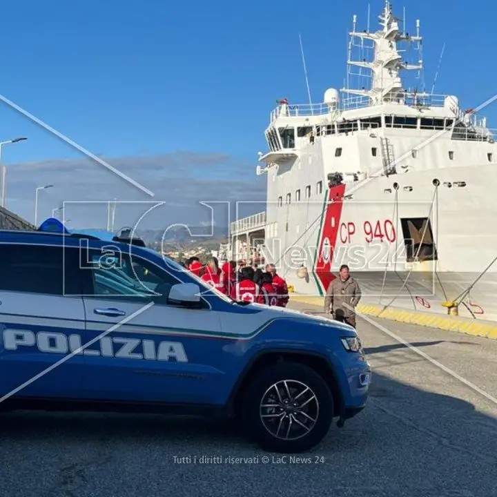 Migranti, sbarcati a Reggio Calabria quasi 600 profughi partiti ieri da Lampedusa a bordo della Diciotti