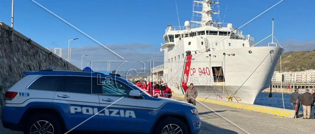 Migranti, sbarcati a Reggio Calabria quasi 600 profughi partiti ieri da Lampedusa a bordo della Diciotti