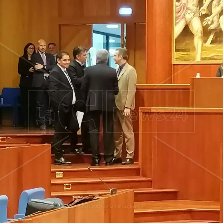 I precari a supporto dei Comuni per il Pnrr, ok al progetto di legge. Occhiuto: «Con noi un altro racconto della Calabria»