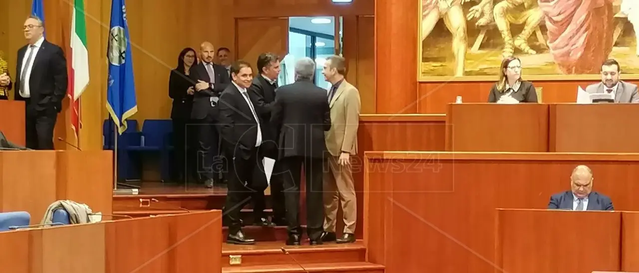 I precari a supporto dei Comuni per il Pnrr, ok al progetto di legge. Occhiuto: «Con noi un altro racconto della Calabria»