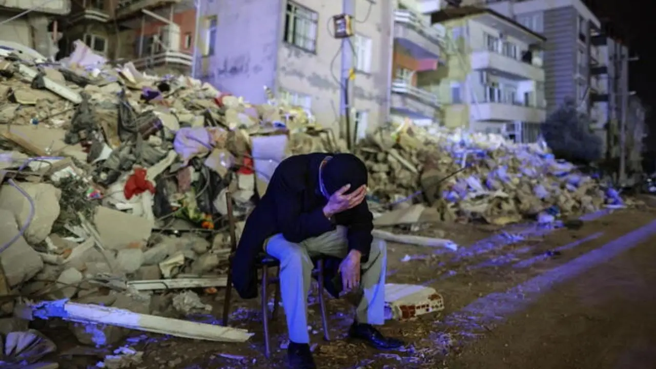 Terremoto in Turchia, la terra trema ancora: due nuove scosse provocano morti e centinaia di feriti