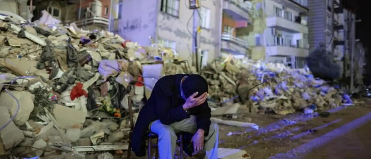 Terremoto in Turchia, la terra trema ancora: due nuove scosse provocano morti e centinaia di feriti