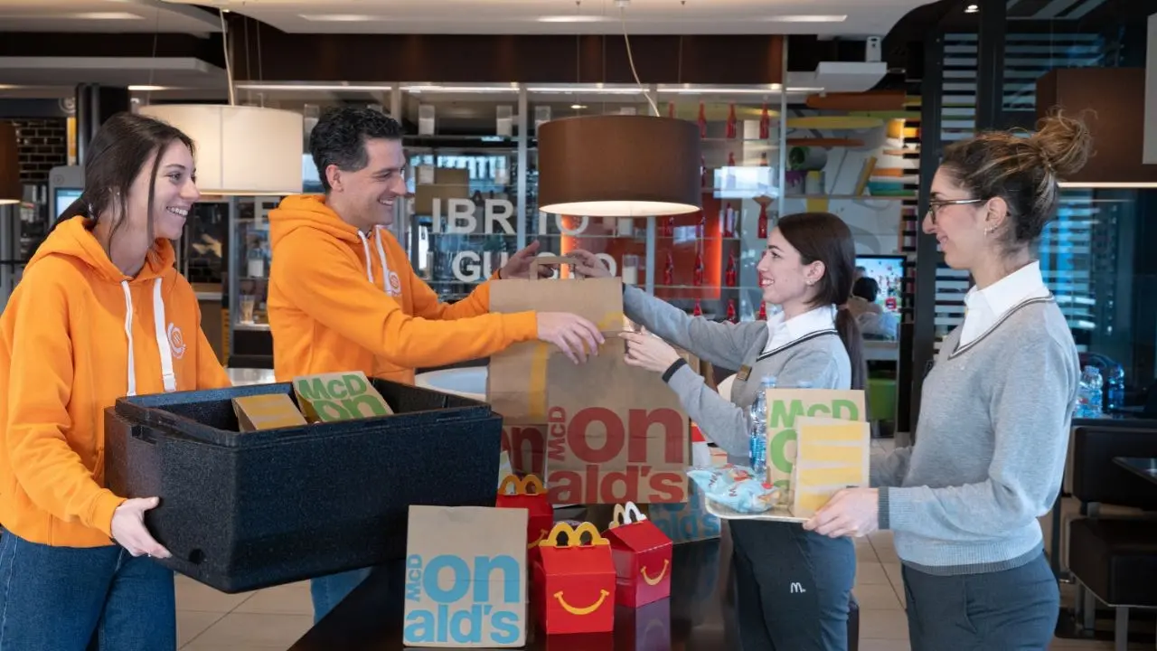 Un panino farcito di solidarietà: McDonald distribuirà in Calabria pasti caldi ogni settimana ai bisognosi