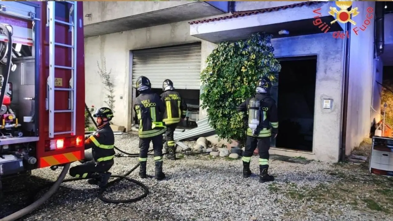 Incendio nel Catanzarese, in fiamme auto nel garage: coppia di anziani salvata dai pompieri