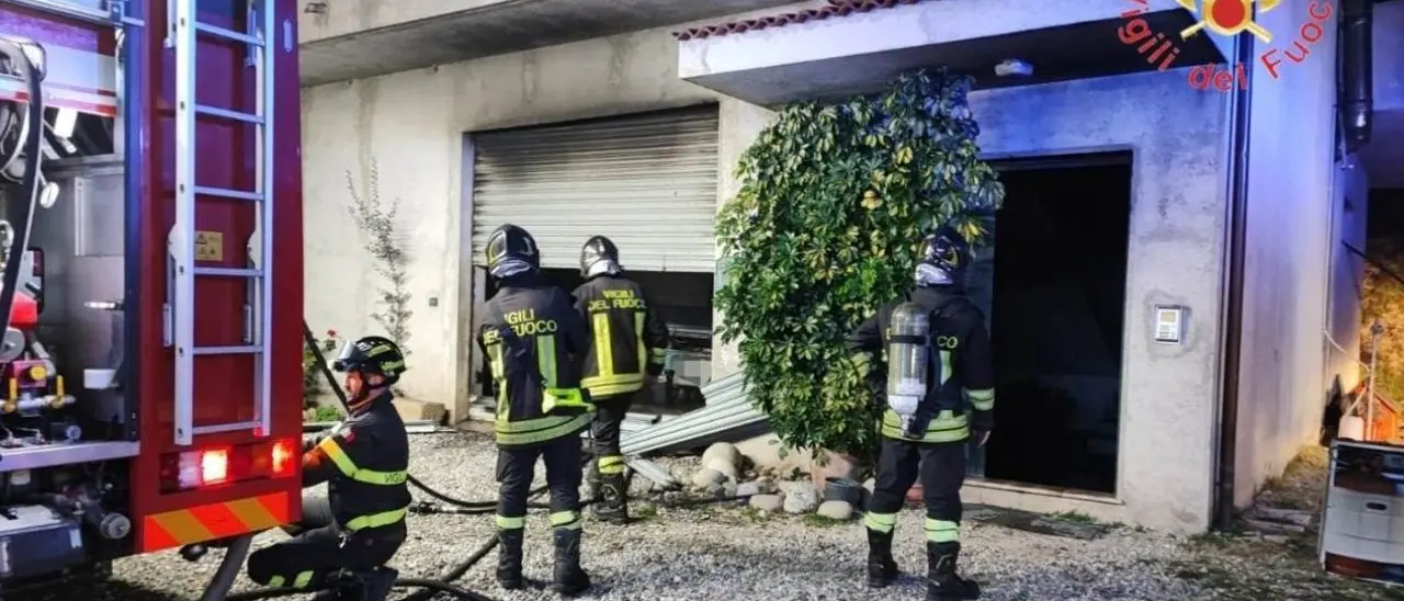 Incendio nel Catanzarese, in fiamme auto nel garage: coppia di anziani salvata dai pompieri