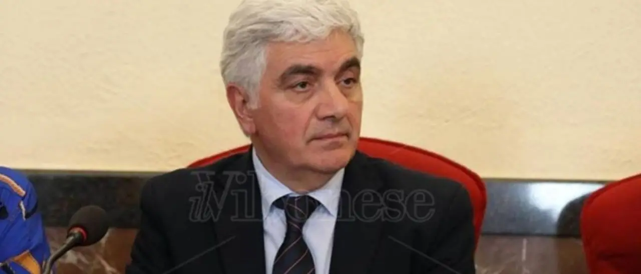 Aggredito il vicesindaco di Vibo durante la demolizione del chiosco abusivo alla Marina