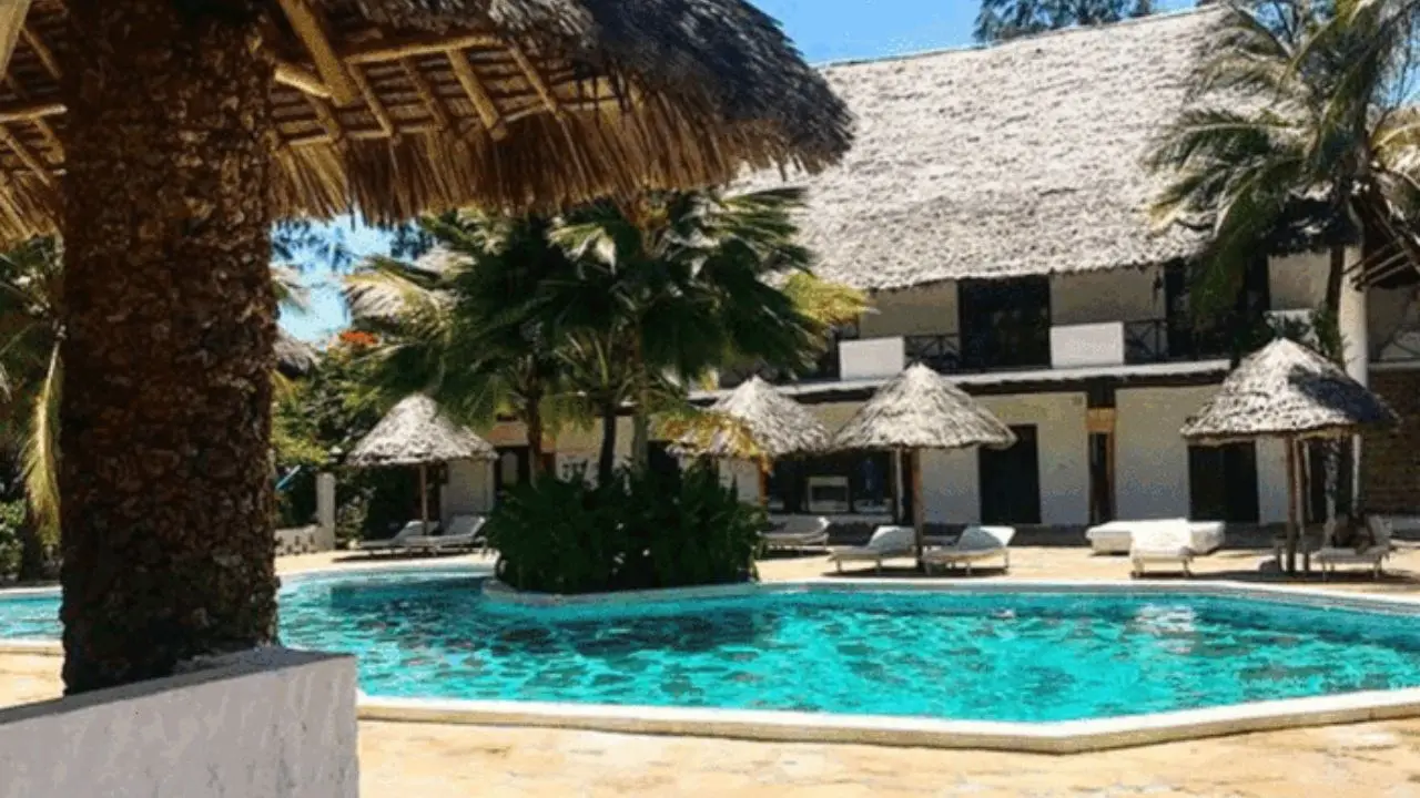 Devastante incendio in un resort italiano in Kenya, turisti in fuga: la Farnesina monitora la situazione