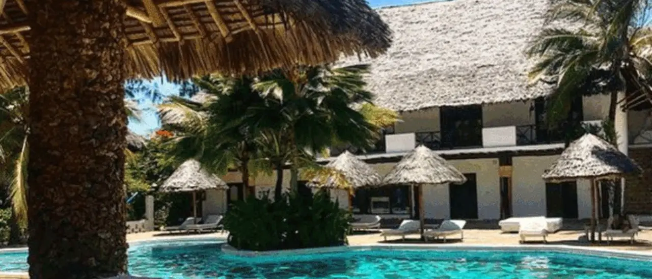 Devastante incendio in un resort italiano in Kenya, turisti in fuga: la Farnesina monitora la situazione