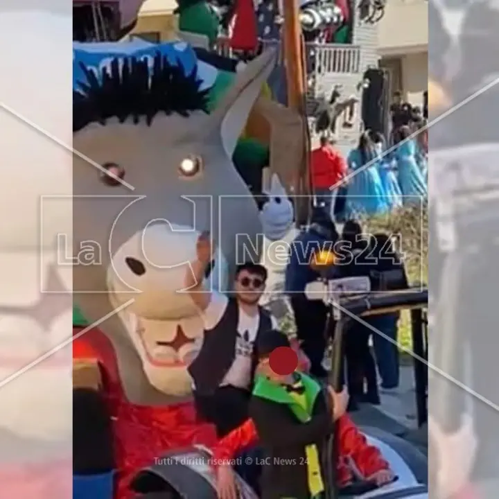 Lutto cittadino ad Acri per il 17enne morto cadendo da un carro di Carnevale