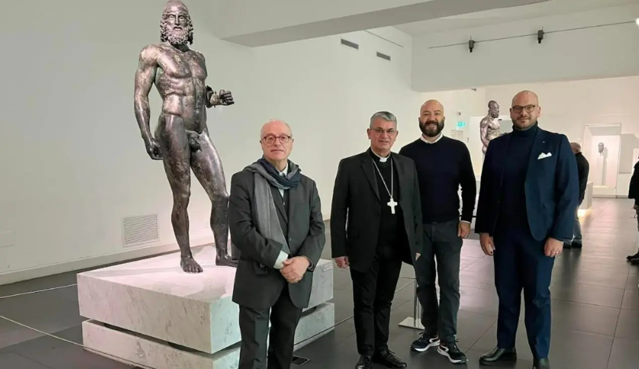 Reggio Calabria, il vescovo del Venezuela al Museo archeologico: «Incantato dai Bronzi»