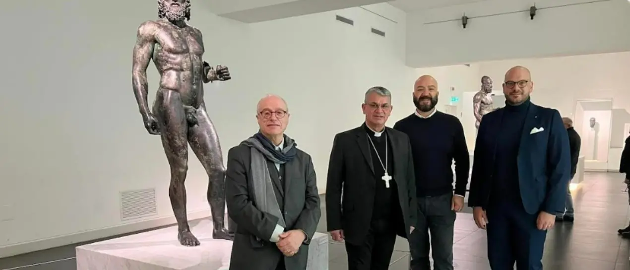 Reggio Calabria, il vescovo del Venezuela al Museo archeologico: «Incantato dai Bronzi»