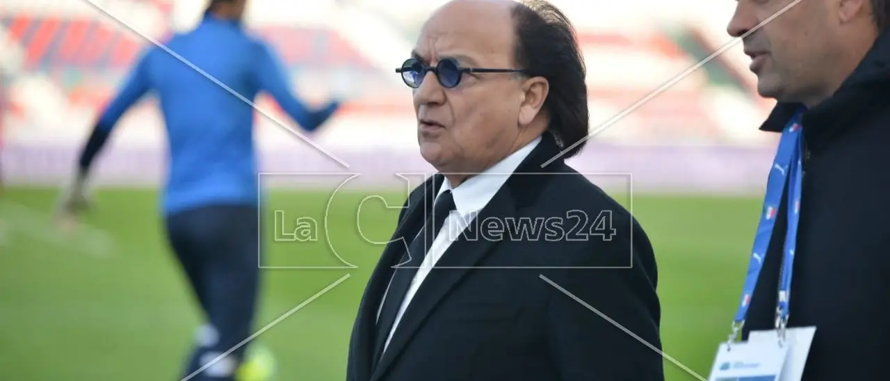 Calcio, il Cosenza festeggia 109 anni di storia con una multa a Guarascio