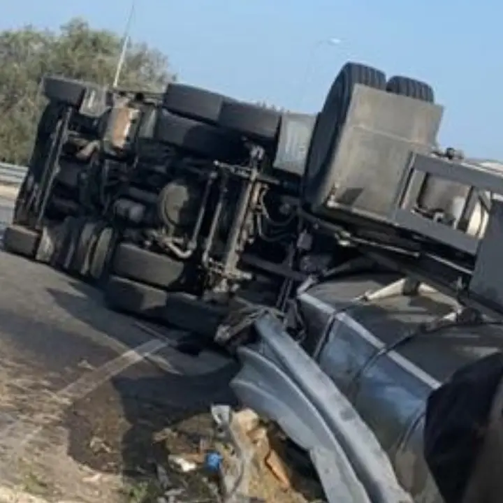 Incidente a Corigliano Rossano, autocisterna si ribalta lungo la statale 106: traffico in tilt