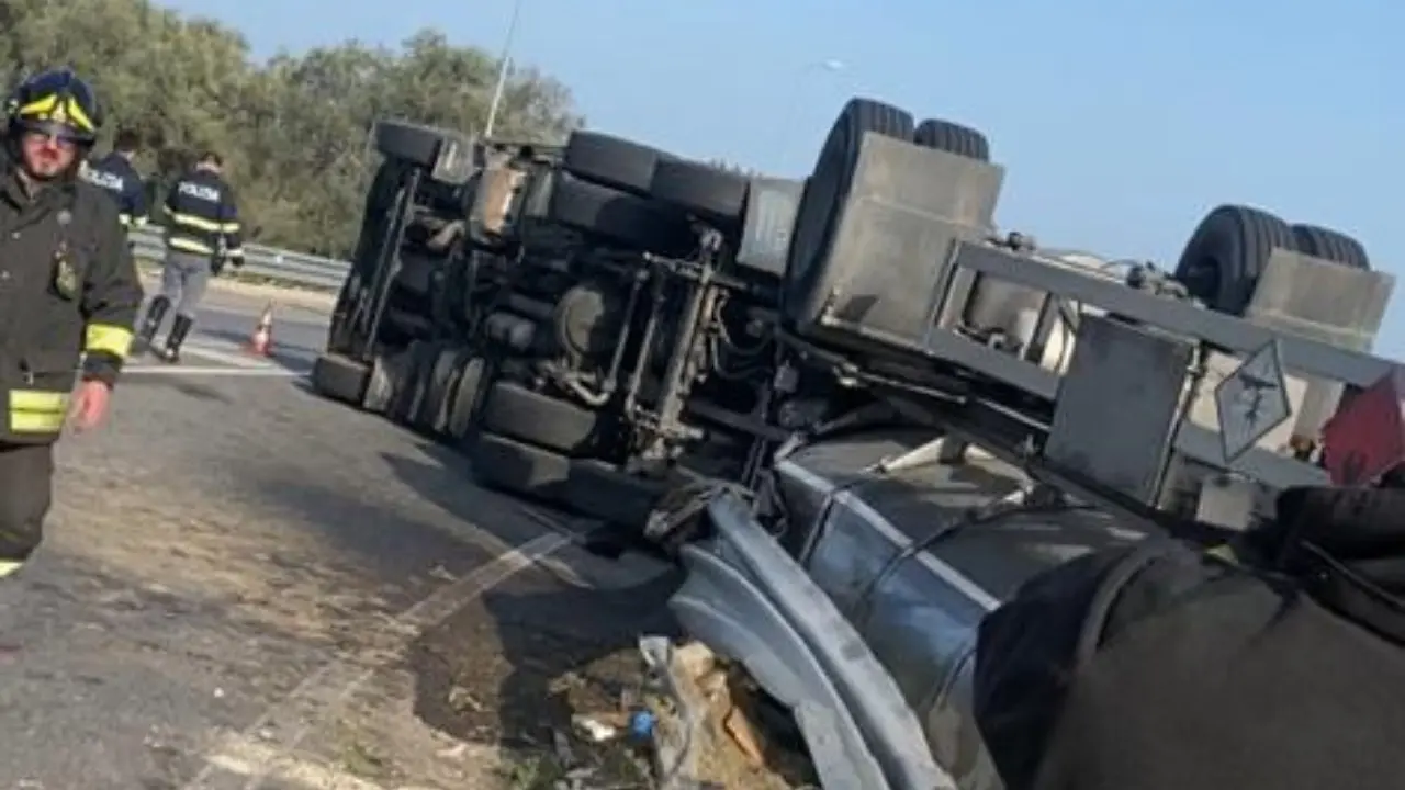Incidente a Corigliano Rossano, autocisterna si ribalta lungo la statale 106: traffico in tilt