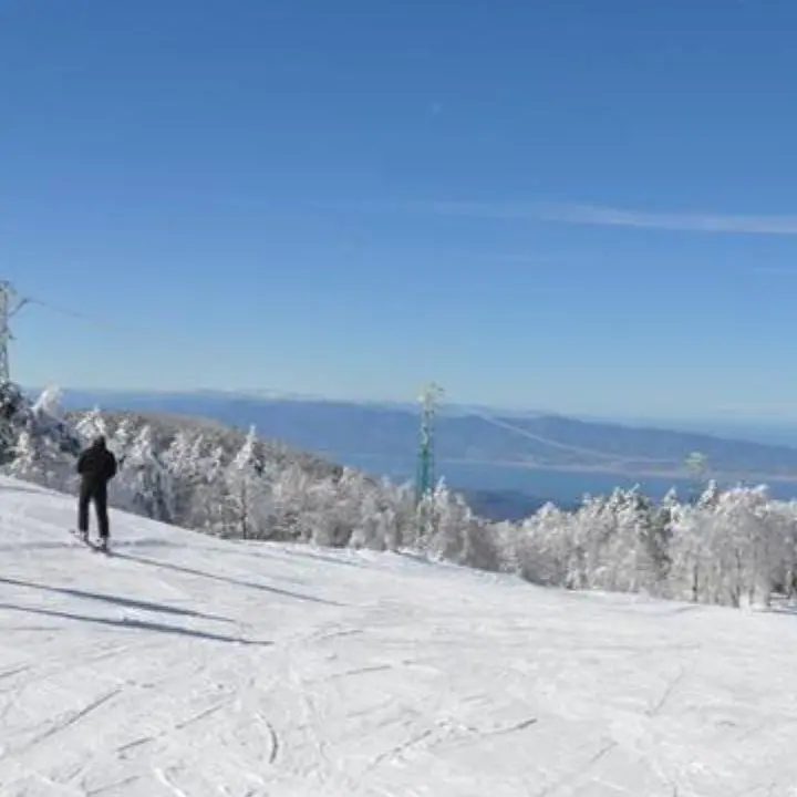 Alte temperature e poca neve: a Gambarie chiudono le piste da sci