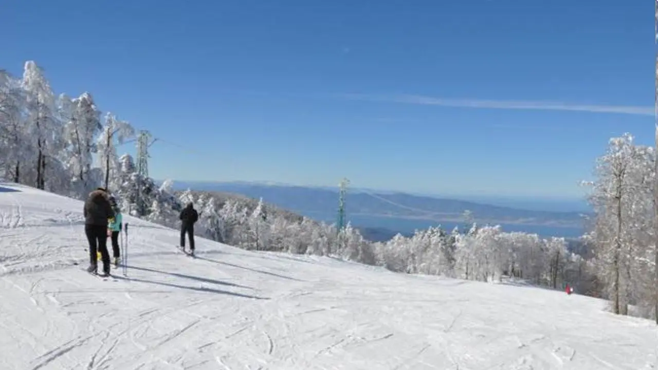 Alte temperature e poca neve: a Gambarie chiudono le piste da sci