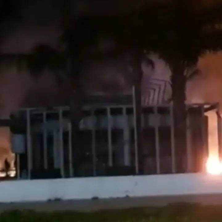 Corigliano Rossano, in fiamme lo stabilimento balneare Movida: la matrice è dolosa