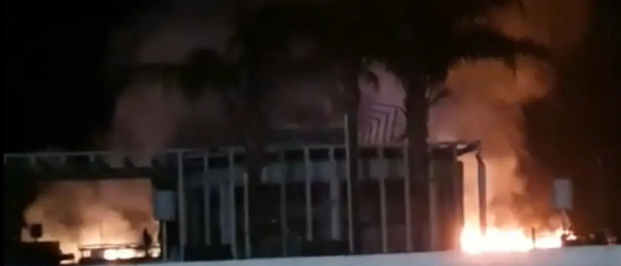 Corigliano Rossano, in fiamme lo stabilimento balneare Movida: la matrice è dolosa