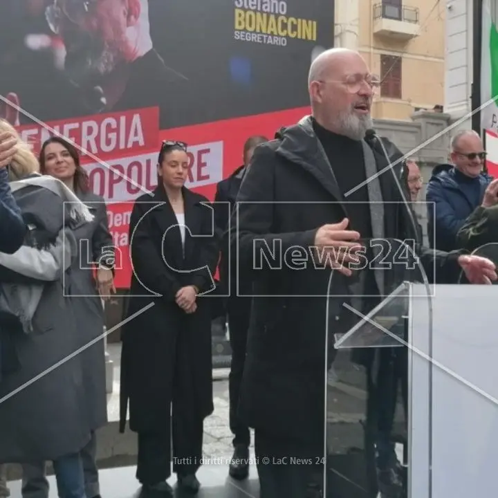 Primarie Pd, da Reggio la ricetta di Bonaccini: «Nuova classe dirigente e salario minimo i miei primi atti»
