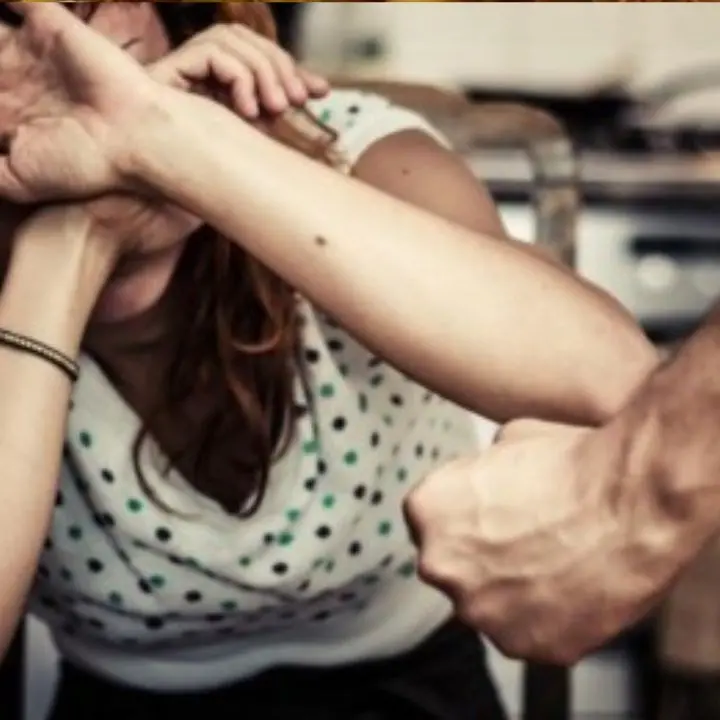 Catanzaro, violenze e minacce alla compagna: arrestato 30enne