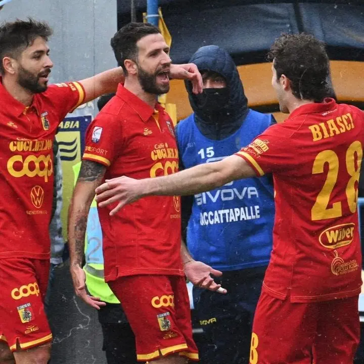 Il Catanzaro vince anche nel nido delle vespe, stesa la Juve Stabia: finale 1-4