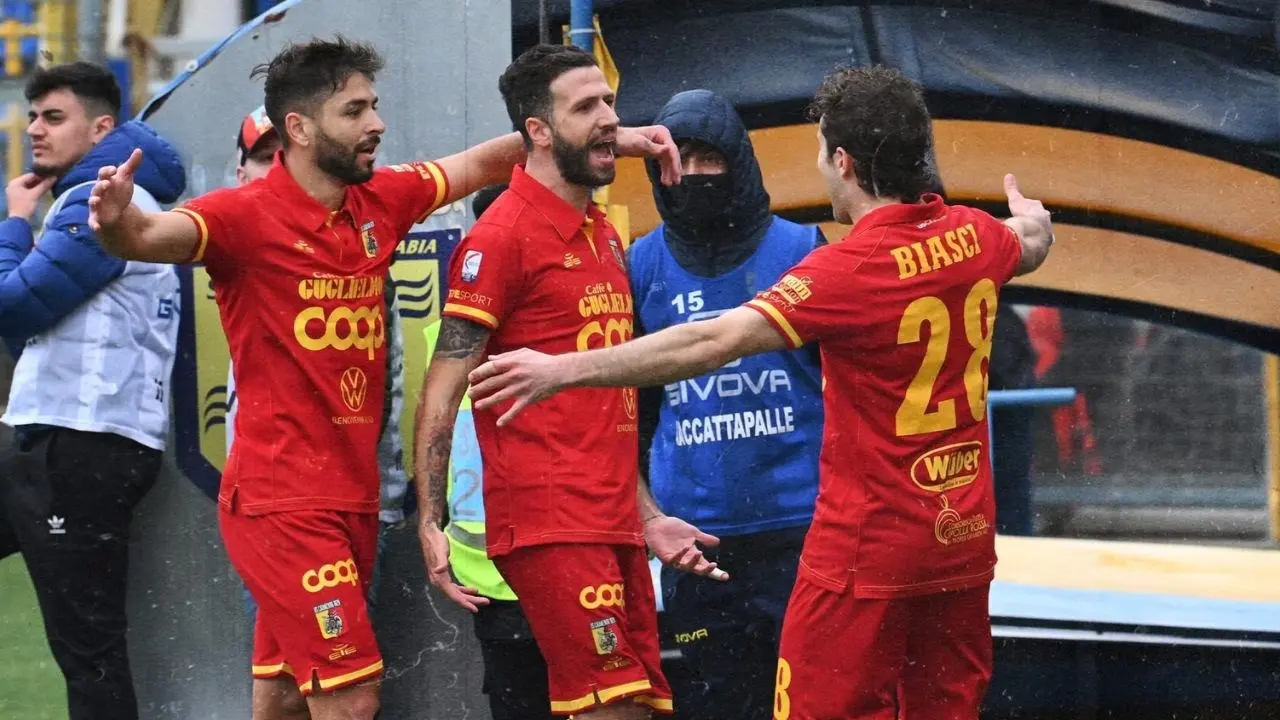 Il Catanzaro vince anche nel nido delle vespe, stesa la Juve Stabia: finale 1-4