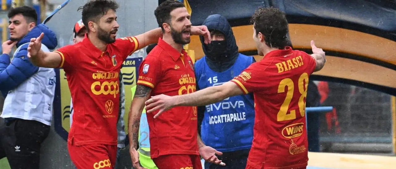 Il Catanzaro vince anche nel nido delle vespe, stesa la Juve Stabia: finale 1-4