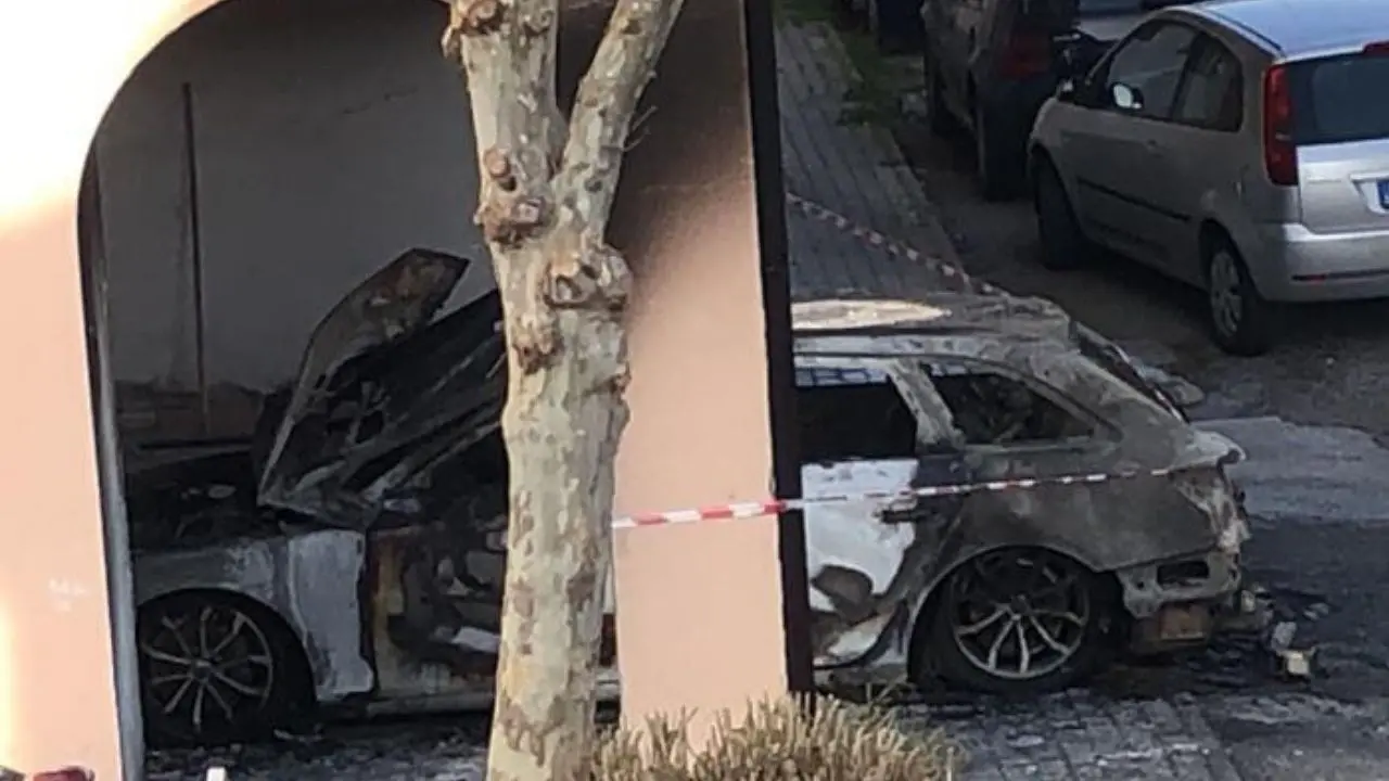 Incendio distrugge un’auto a Cassano allo Ionio: gli investigatori non escludono la pista dolosa