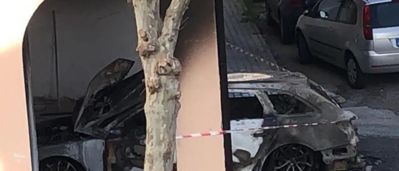Incendio distrugge un’auto a Cassano allo Ionio: gli investigatori non escludono la pista dolosa