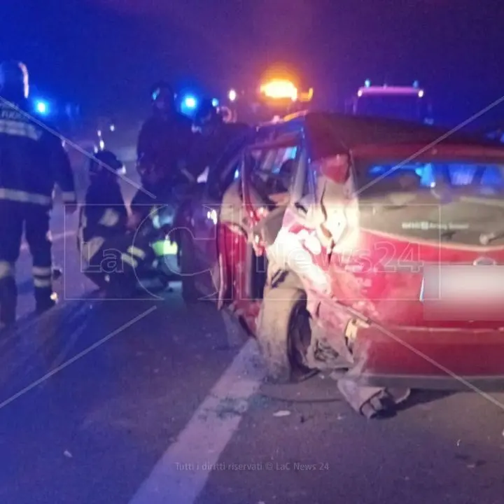 Incidente sulla 106 nel Cosentino, 6 persone ferite nello scontro tra un camion e due auto