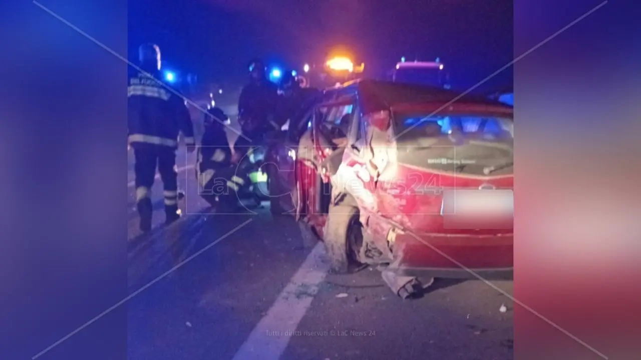 Incidente sulla 106 nel Cosentino, 6 persone ferite nello scontro tra un camion e due auto