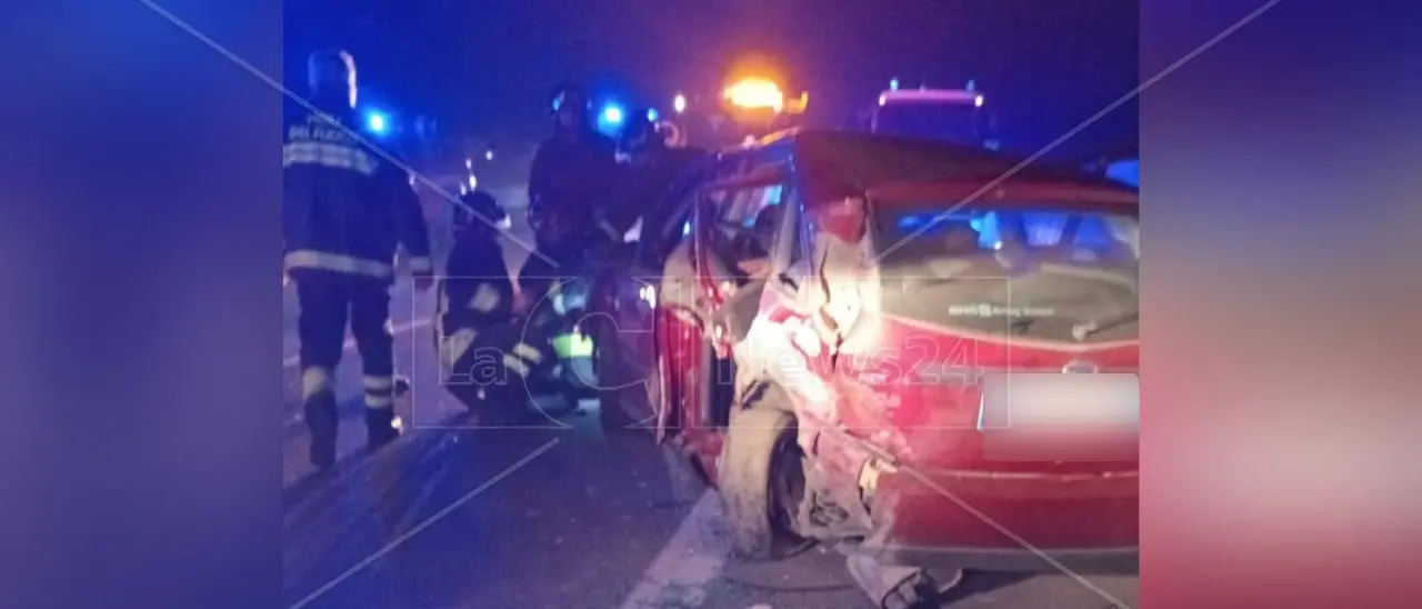 Incidente sulla 106 nel Cosentino, 6 persone ferite nello scontro tra un camion e due auto