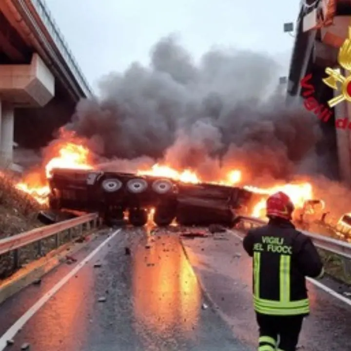 Firenze, tir precipita da viadotto A1 e prende fuoco: morto l’autista