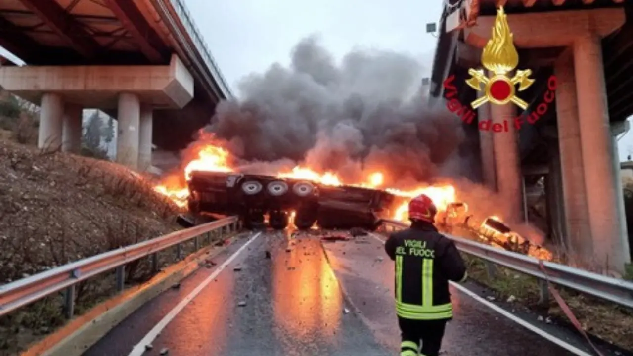 Firenze, tir precipita da viadotto A1 e prende fuoco: morto l’autista