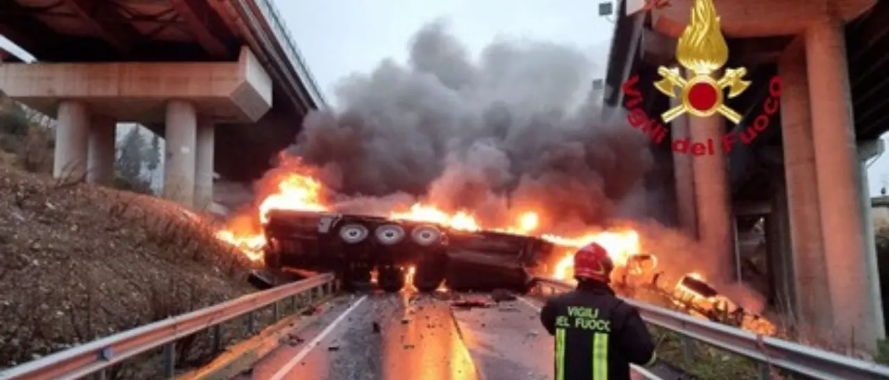 Firenze, tir precipita da viadotto A1 e prende fuoco: morto l’autista